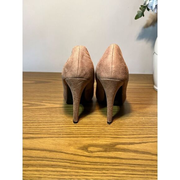 Tan with gold chain accent pumps | size 7 - Picture 5 of 9